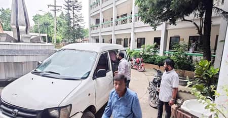 সিটি করপোরেশন থেকে ফাইল সরানোর চেষ্টা, আটকে দিলো শিক্ষার্থীরা gazi