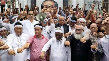 শেখ হাসিনাকে দেশে ফেরাতে কাফনের কাপড় মাথায় বেঁধে নেতা-কর্মীদের শপথ নেতা-কর্মীদের শপথ