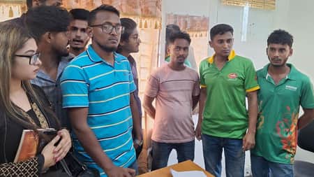 শিক্ষার্থীদের হাতে পাসপোর্ট অফিসের দুই দালাল আটক jamalpur