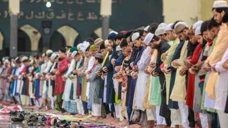 ফরজ নামাজে এক রাকাতে একাধিক সুরা পড়া যাবে? namaj