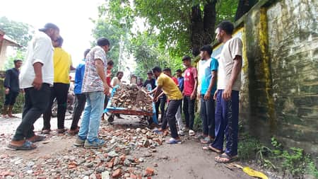 চলাচলে ১০ বছরের দুর্ভোগ ঘোচালেন পঞ্চগড়ের শিক্ষার্থীরা