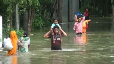 বন্যায় পানিবন্দি
