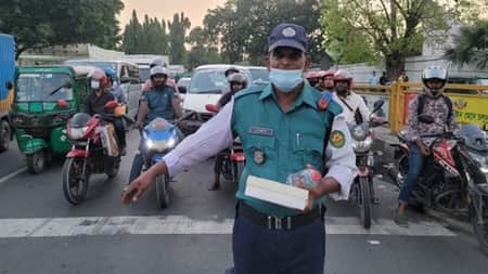ট্রাফিকের কাজে ফিরেছে পুলিশ