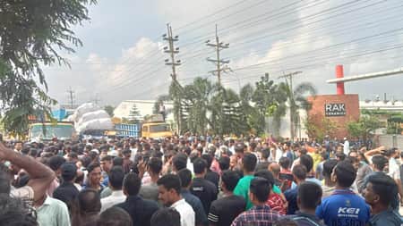 গাজীপুরের বিভিন্ন সড়কে শ্রমিক বিক্ষোভ