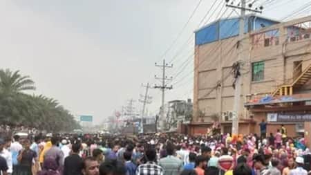 গাজীপুরে উৎপাদন বন্ধ রেখে কর্মবিরতিতে শ্রমিকরা গাজীপুরে উৎপাদন বন্ধ রেখে কর্মবিরতিতে শ্রমিকরা