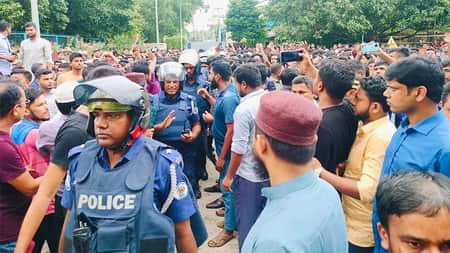 গাজীপুরে কারখানার তিন কর্মকর্তার পদত্যাগ দাবিতে কর্মবিরতি গাজীপুরে কারখানার তিন কর্মকর্তার পদত্যাগ দাবিতে কর্মবিরতি