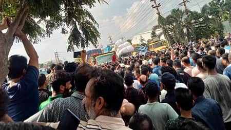 গাজীপুরে কারখানার শ্রমিকদের কর্মবিরতি গাজীপুরে কারখানার শ্রমিকদের কর্মবিরতি