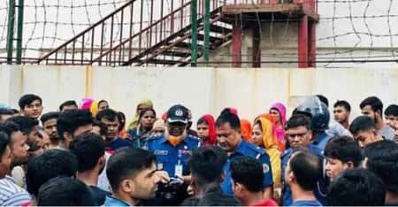 গাজীপুরে দুই পোশাক কারখানার শ্রমিকদের বিক্ষোভ গাজীপুরে দুই পোশাক কারখানার শ্রমিকদের বিক্ষোভ