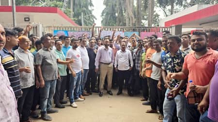 গাজীপুরে শ্রমিকদের চাকরি স্থায়ীকরণের দাবিতে বিক্ষোভ গাজীপুরে শ্রমিকদের চাকরি স্থায়ীকরণের দাবিতে বিক্ষোভ