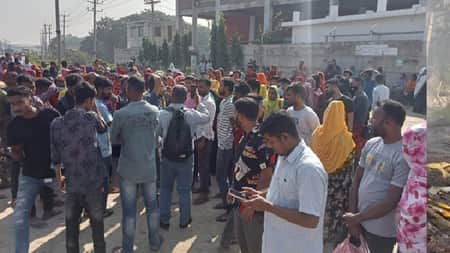 গাজীপুরে ১০ দফা দাবিতে কারখানার শ্রমিকদের কর্মবিরতি গাজীপুরে ১০ দফা দাবিতে কারখানার শ্রমিকদের কর্মবিরতি