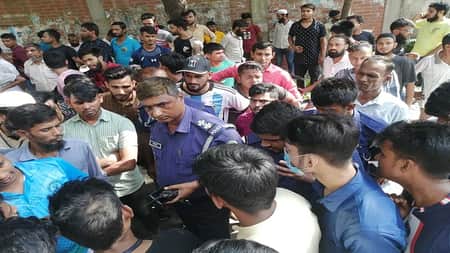 টঙ্গীতে বকেয়া বেতনের দাবিতে শ্রমিকদের কর্মবিরতি টঙ্গীতে বকেয়া বেতনের দাবিতে শ্রমিকদের কর্মবিরতি