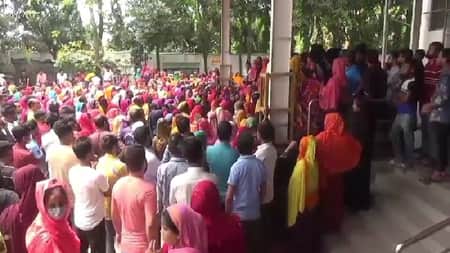 টঙ্গীতে বেতনের দাবিতে কর্মবিরতি টঙ্গীতে বেতনের দাবিতে কর্মবিরতি