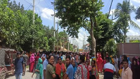 পূবাইলে পোশাক শ্রমিকদের ঢাকা-সিলেট মহাসড়ক অবরোধ পূবাইলে পোশাক শ্রমিকদের ঢাকা-সিলেট মহাসড়ক অবরোধ