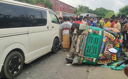 মাইক্রোবাস-অটোরিকশার মুখোমুখী সংঘর্ষে প্রাণ গেল ৬ জনের