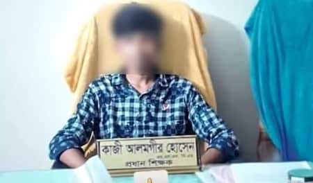 শিক্ষকের পদত্যাগের দাবিতে চেয়ারে বসল শিক্ষার্থী