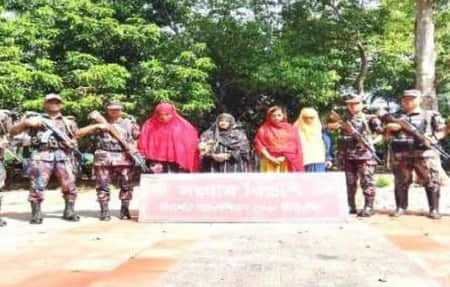 পালানোর সময় সীমান্তে জনতার হাতে ধরা পড়লেন চার নারী