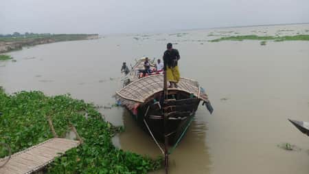 পদ্মা নদীতে নৌকাডুবি : এখনো নিখোঁজ চার শ্রমিক