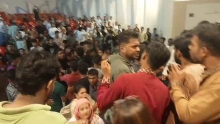 বৈষম্যবিরোধী ছাত্র আন্দোলনের সভায় হাতাহাতি