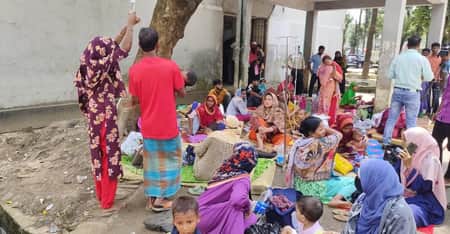 বন্যায় বিপর্যস্ত ফেনীতে গাছতলায় দিতে হচ্ছে চিকিৎসাসেবা
