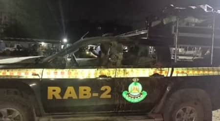 আশুলিয়ায় র্যাবের গাড়ি ভাঙচুর, আহত ৩০