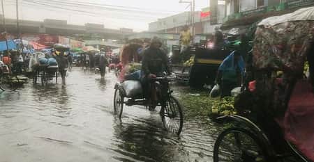 ভোর থেকে অঝর ধারায় বৃষ্টি, রাজধানীতে মানুষের দুর্ভোগ