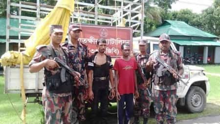 বেপরোয়া গাড়ি চালিয়ে বাংলাদেশে ঢুকে পড়া দুই ভারতীয় আটক BGB
