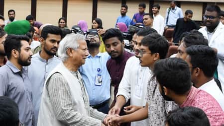 দলবাজ ছাত্র-শিক্ষককে ক্যাম্পাসে দেখতে চাই না, ড. ইউনূসকে শিক্ষার্থীরা Dr. Younus