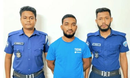 কক্সবাজার সৈকতে ঘুরতে আসা নারীদের হেনস্তা, ফারুকুলকে গ্রেপ্তার দেখাল পুলিশ