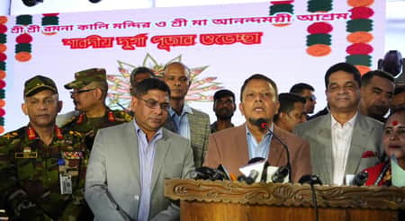 রমনা কালী মন্দির পরিদর্শন করলেন সেনা, নৌ ও বিমান বাহিনী প্রধান