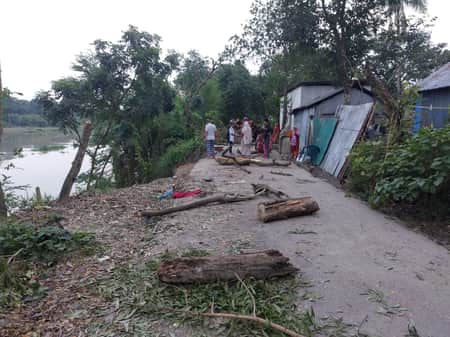 সড়ক ভেঙে নদীতে, ৩০ পরিবার শঙ্কা সড়ক ভেঙে নদীতে, ৩০ পরিবার শঙ্কা