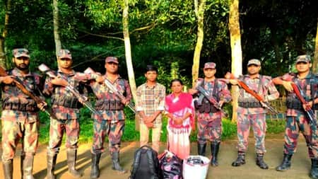 অবৈধভাবে ভারতে ফেরার সময় মা-ছেলে আটক