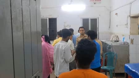 চাঁদা না দেয়ায় প্রবাসীকে কু-পিয়ে নগদ ১০ লাখ টাকা লুট