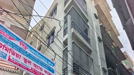 দুই হাত প্রস্থের পাঁচ তলা ভবন, দেখতে প্রতিদিন ভিড় করছে দর্শনার্থীরা