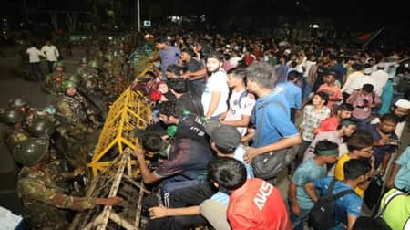 সমন্বয়কদের আশ্বাসে বঙ্গভবন এলাকা ছাড়ছেন আন্দোলনকারীরা