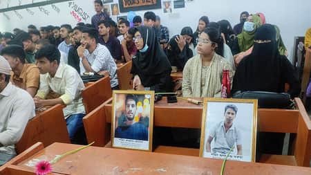 ছবি হয়ে ক্লাসে চবির তরুয়া ও ফরহাদ