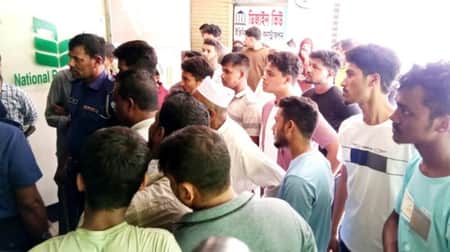 টাকা না পেয়ে ব্যাংকে তালা ঝুলিয়ে দিলেন গ্রাহকরা Bank