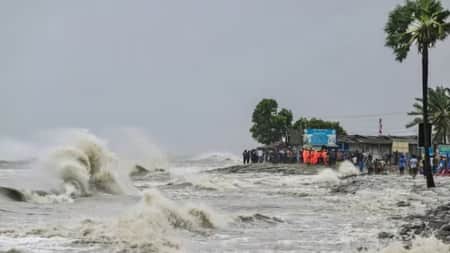 রাতেই আঘাত হানবে ঘূর্ণিঝড় ‘দানা’, ১৪ ফুট উঁচু ঢেউয়ের শঙ্কা Cyclone