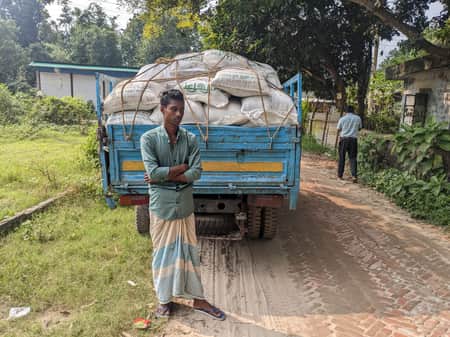 মানিকগঞ্জে কৃষি কর্মকর্তার যোগসাজশে সার চোরাচালানের অভিযোগ