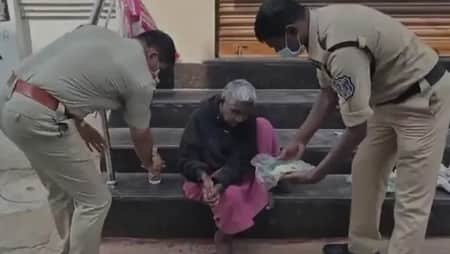 ঘরে পড়ে ছিল মৃত ছেলে, জানে না অন্ধ বাবা-মা, কাতরাচ্ছিলেন ক্ষুধায় India