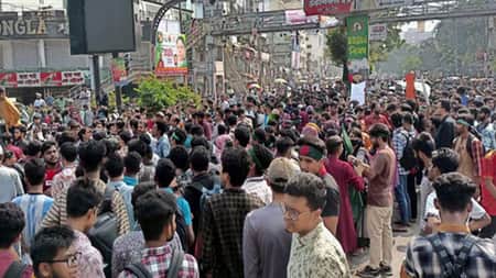 তিন দাবিতে সায়েন্সল্যাব অবরোধ ৭ কলেজ শিক্ষার্থীদের Students