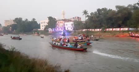 বিসর্জনের সময় নদীতে পড়ে বাবা নিখোঁজ, উদ্ধার করতে ছেলের ঝাঁপ