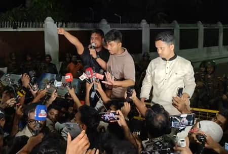 বঙ্গভবনের সামনে থেকে আন্দোলনকারীদের সরে যাওয়ার আহ্বান হাসনাত-সারজিসের sarjis hasant