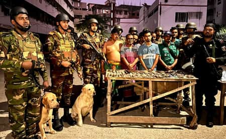 হাজারীবাগের গণকটুলি সিটি কলোনীতে যৌথবাহিনীর অভিযান