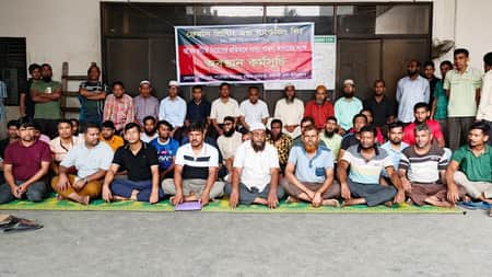 চাকরিচ্যুতির প্রতিবাদে ৫ দিন ধরে কারখানার ভেতর শ্রমিকদের অবস্থান