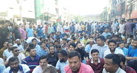 আ.লীগ কার্যালয়ের সামনে বিএনপি নেতাকর্মীদের অবস্থান