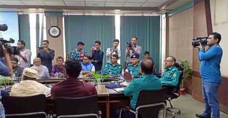 ডিএমপি কমিশনারের সঙ্গে বৈঠকে অটোরিকশাচালকরা DMP