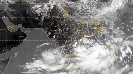 ধেয়ে আসছে মহাশক্তিশালী ২ ঘূর্ণিঝড় Ghurni Jhoor