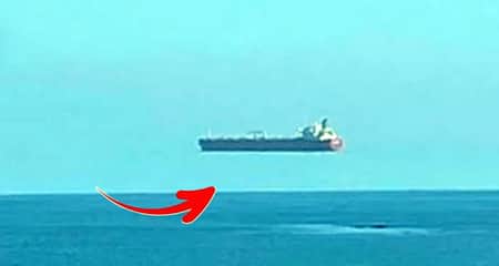 শূন্যে ভাসছে জাহাজ! এমন ঘটনা এই প্রথম Jahaj