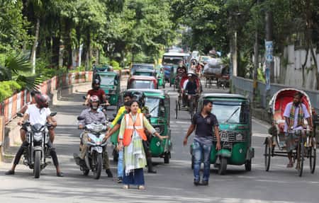 ট্রাফিক নিয়ন্ত্রণে শিক্ষার্থীরা, ৫০০ টাকা সম্মানী পাবেন রোজ Student
