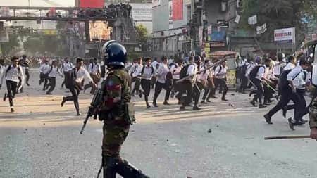 সায়েন্সল্যাব মোড়ে ঢাকা কলেজ-সিটি কলেজ শিক্ষার্থীদের ব্যাপক সং..ঘর্ষ শিক্ষার্থী